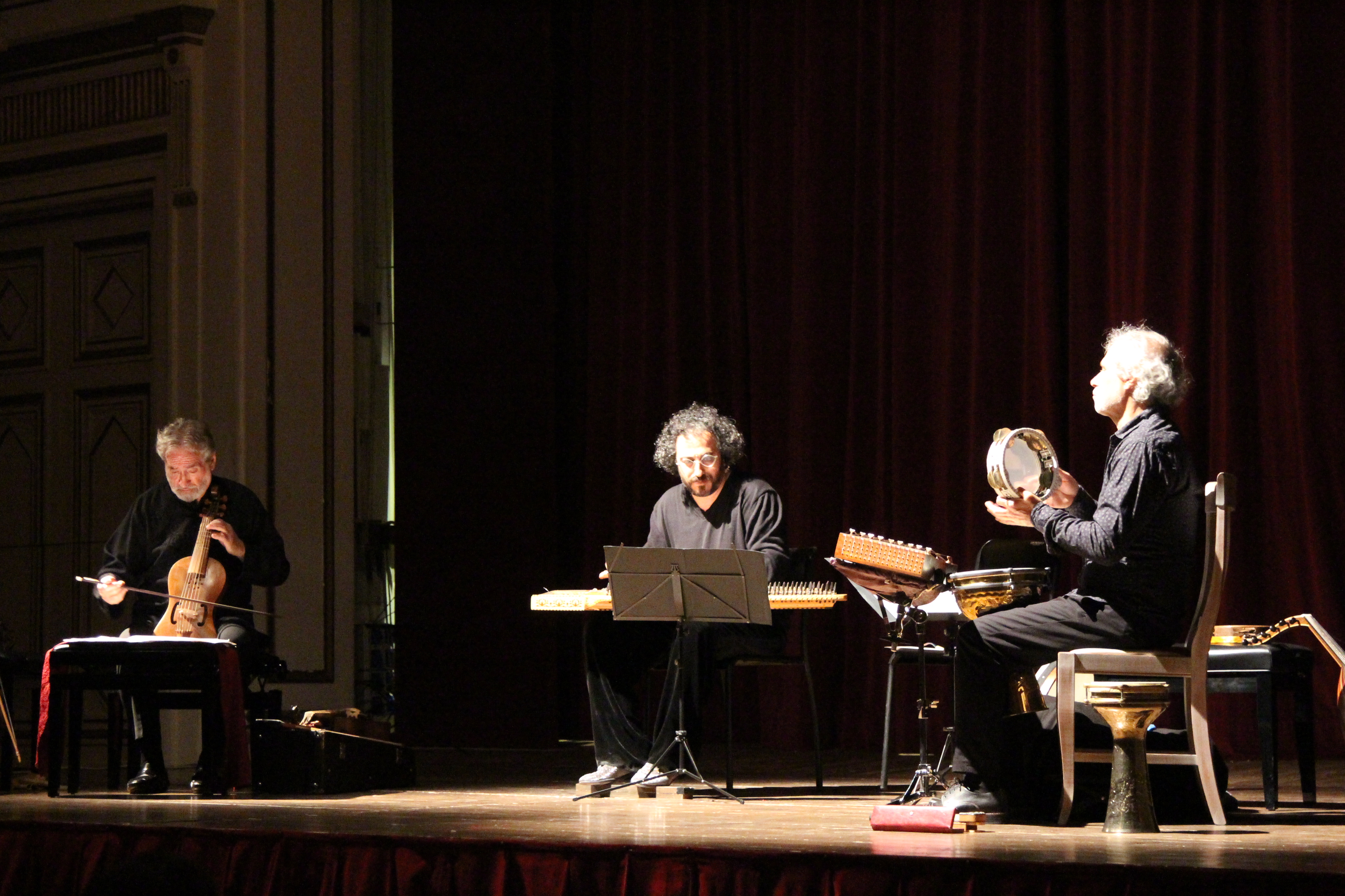 11.04.22 Jordi Savall viola da gamba, rebab e ribeca, Hakan Güngör kanun e Dimitris Psonis santur, oud, chitarra moresca e percussioni